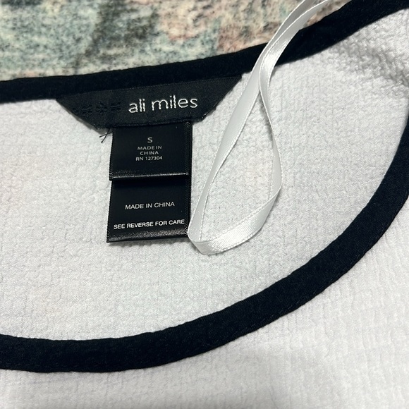 ALI MILES. WHITE with black trim tunic top. Crinkle fabric SPRING. Size small. - Picture 4 of 8
